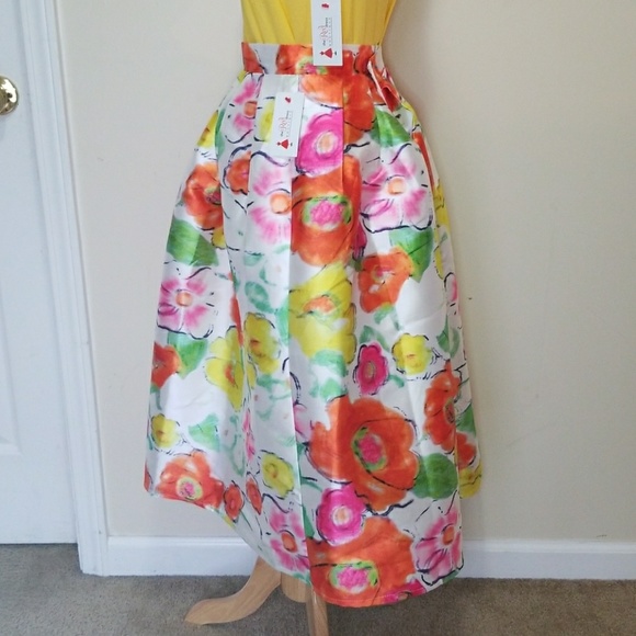 Floral skirt, Size L in Juniors - Picture 3 of 8